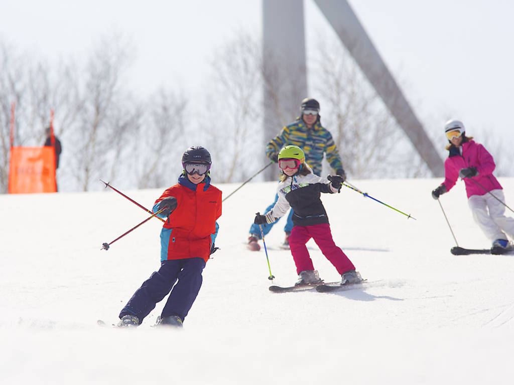 10 Family Ski Resorts Near NYC To Visit That Are Great For Beginners