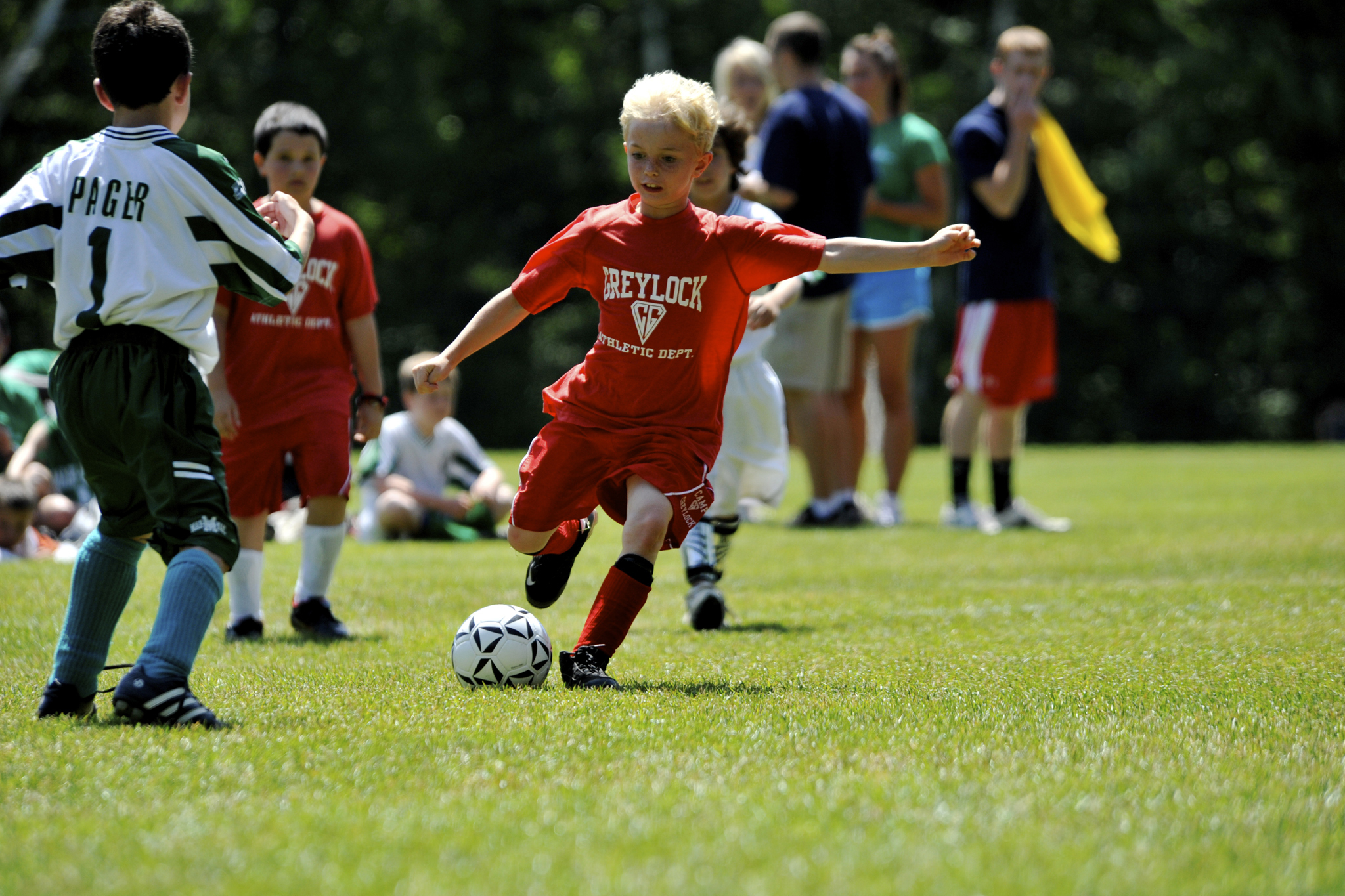 They play football well. Игра футбол. Футбол дети. Дети играющие в футбол. Детский футбол Германия.