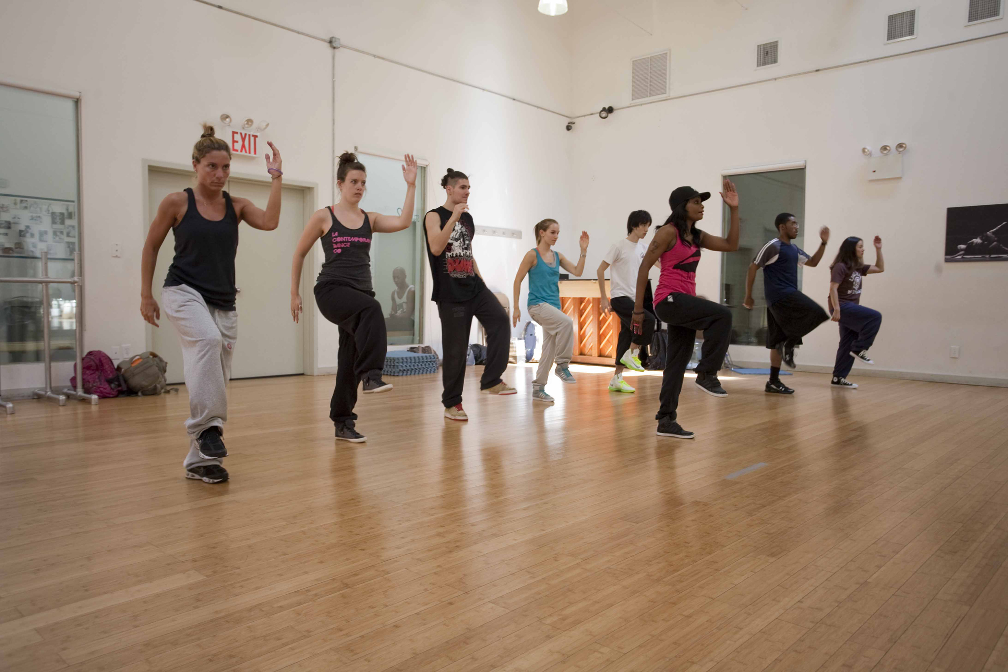 Танец для мам в школе. Танцевальный класс. Хобби класс танцы. Dance class школа танцев. Студия танцев в Испании.