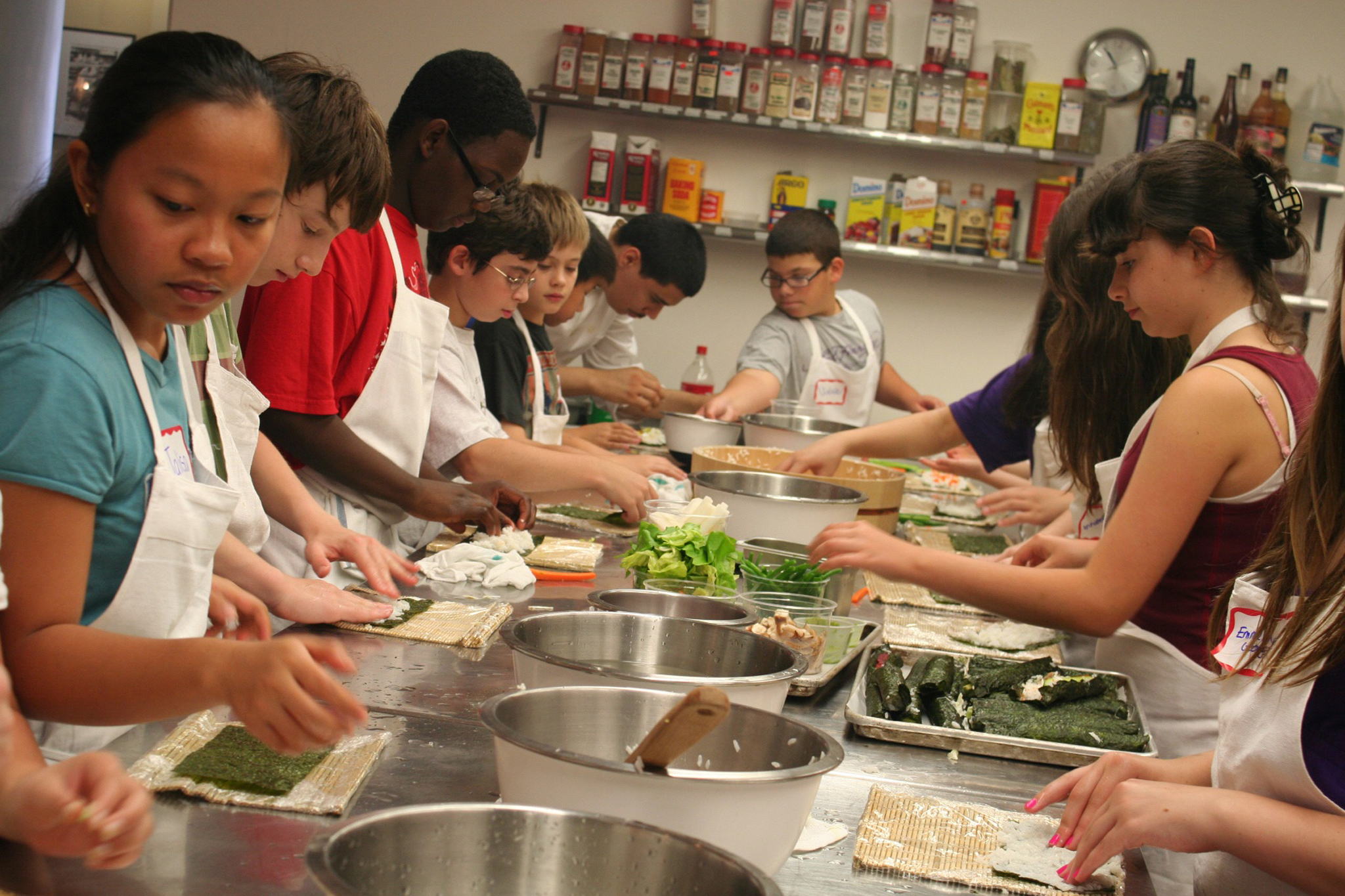 Schools cooking. Урок труда в американской школе. Ярмарка в американской школе. Cooking class for Asian Kids. Cookery class at School.