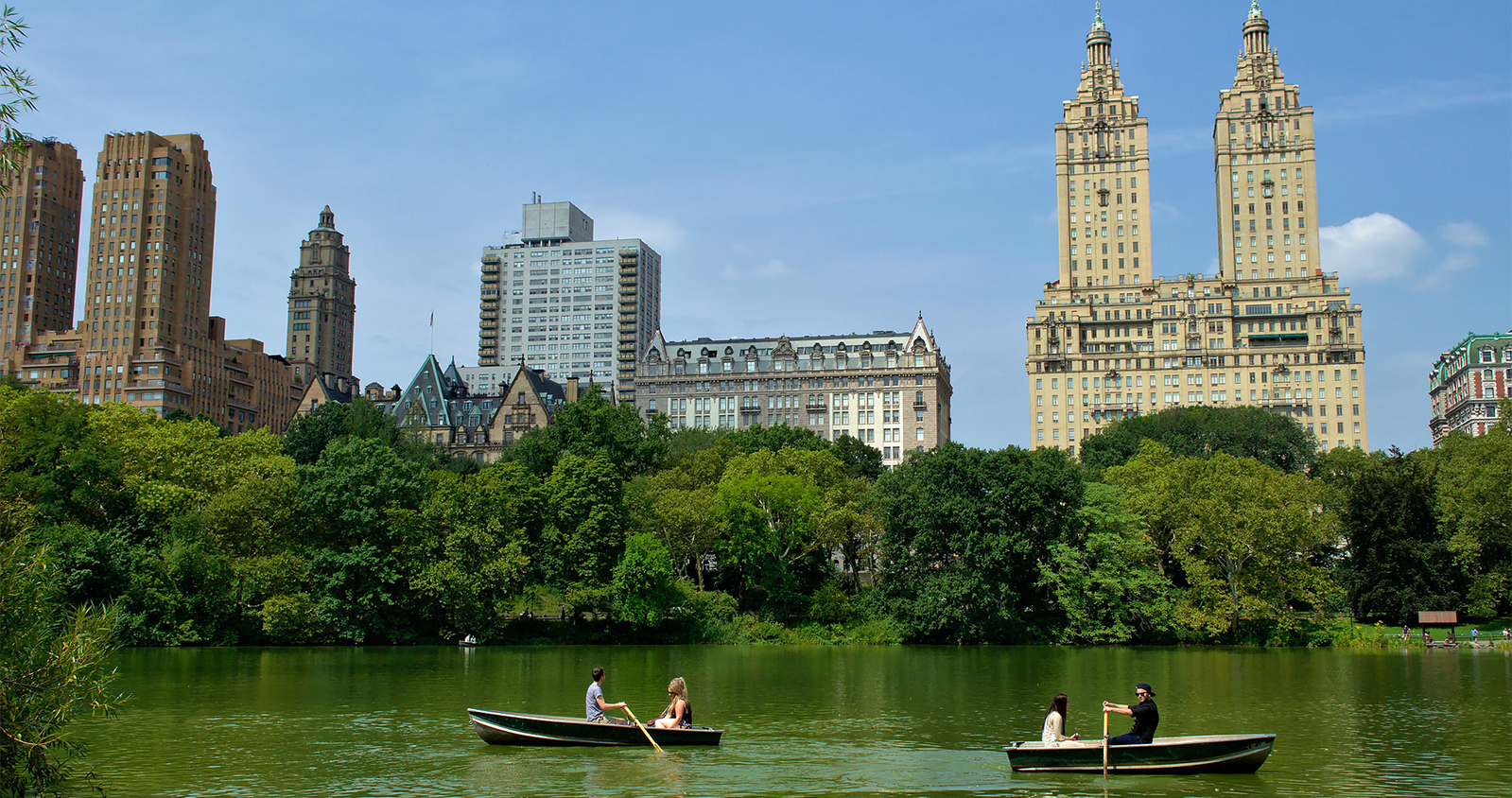 Summer in new york. Централ парк Нью-Йорк. Отель у центрального парка Нью-Йорка. Замок Дакота Нью-Йорк Центральный парк. Отель Плаза Центральный парк Нью-Йорк.