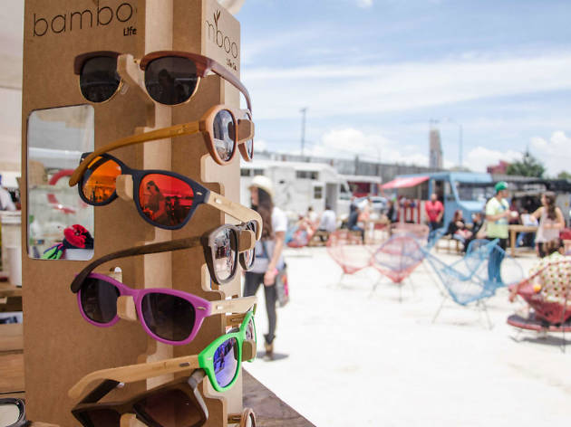 Mercado Urbano El stand de lentes de madera de Bamboo en el bazar Mercado Urbano.