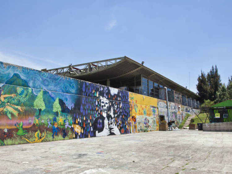 El patio del faro de oriente con un mural.