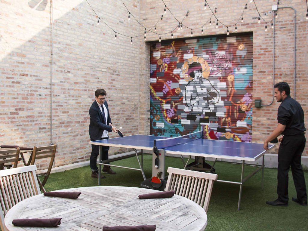 Play outdoor games at these bars and beer gardens in Chicago