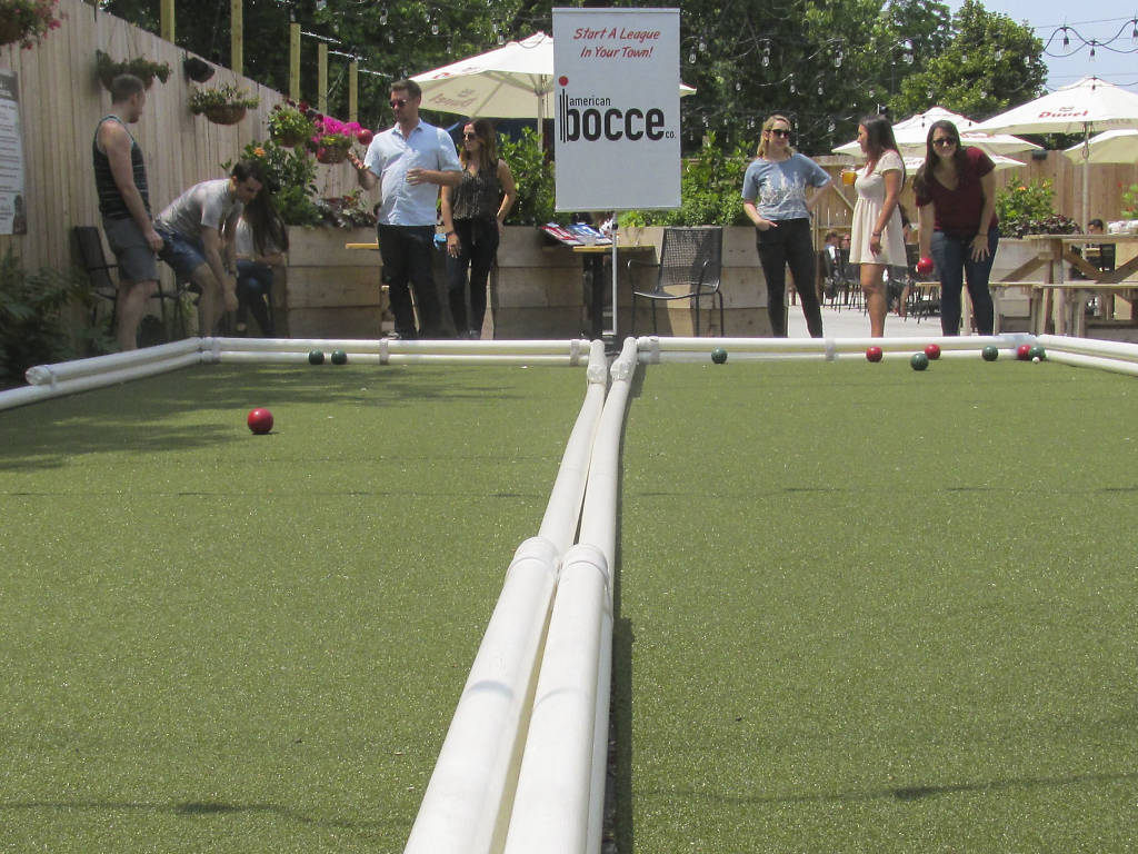 Play outdoor games at these bars and beer gardens in Chicago