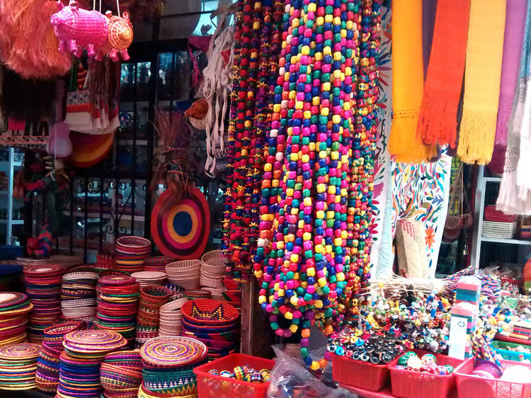 Compra artesanías en el Mercado de la Ciudadela