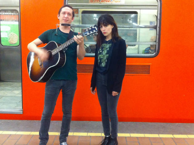 Love La Femme Love La Femme toca en el metro del DF