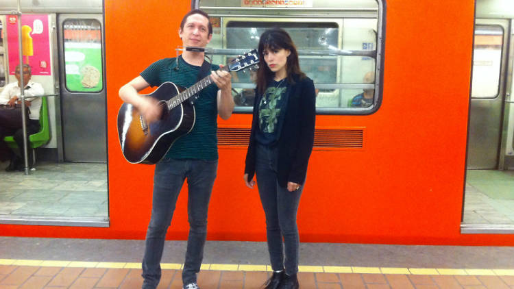 Love La Femme toca en el metro del DF