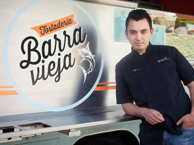 Barra Vieja Food Truck Edgar Núñez, chef de Sud 777, en su food truck Barra Vieja