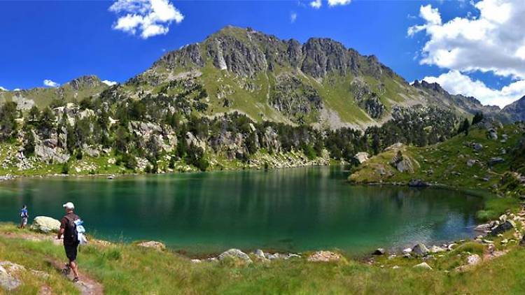 A family walk through the Colomers cirque