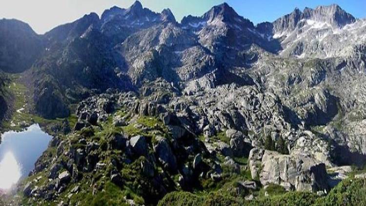 Discover the 15 lakes of Aigüestortes National Park and the San Mauricio Lake