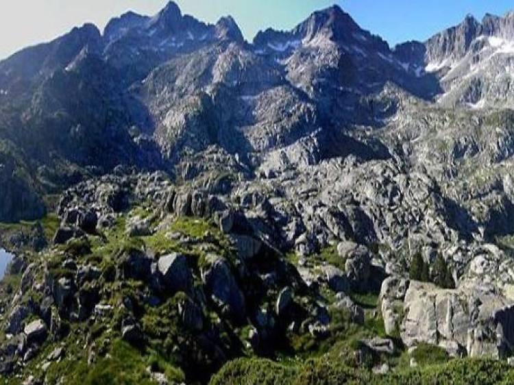 Discover the 15 lakes of Aigüestortes National Park and the San Mauricio Lake