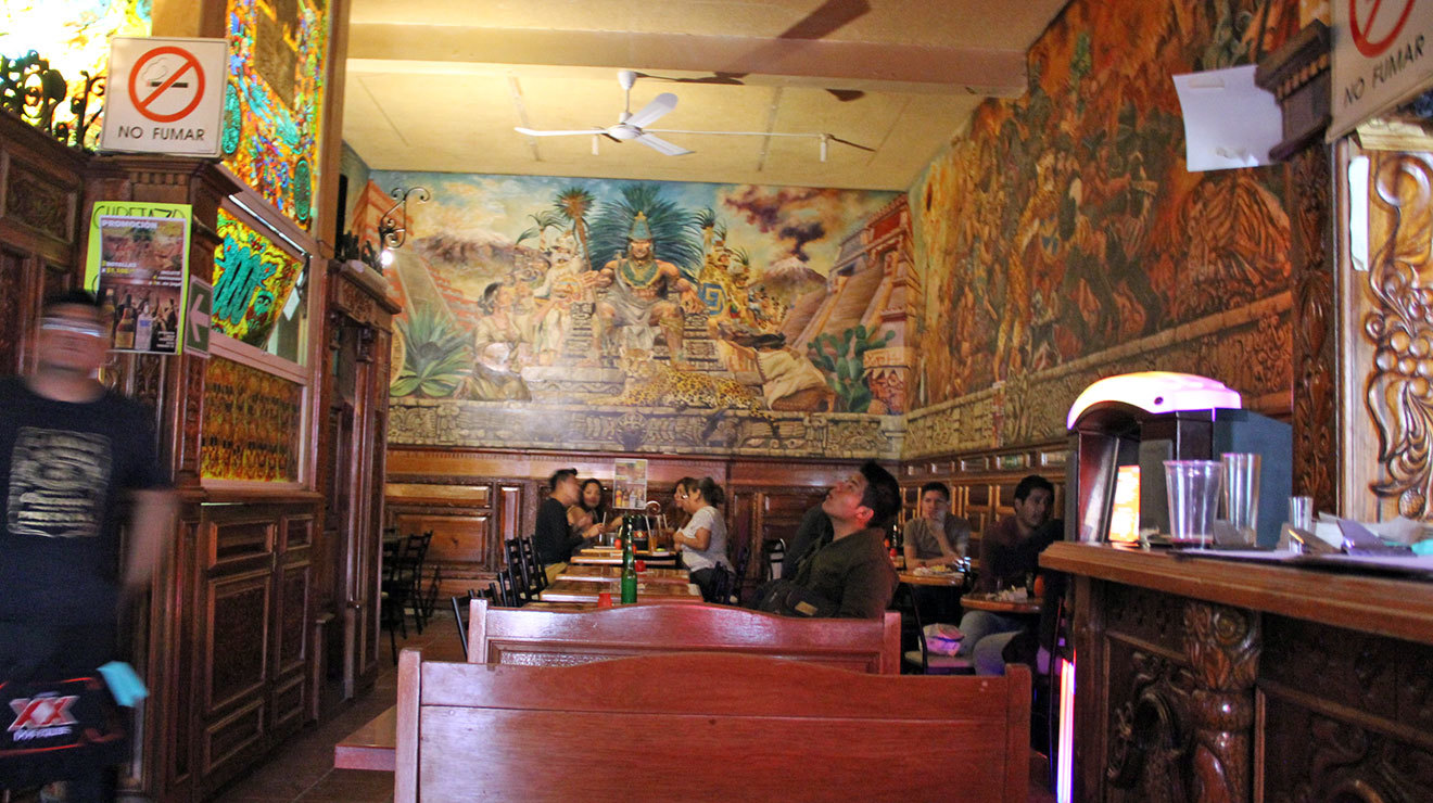 personas tomando en La Casa del Mezcal