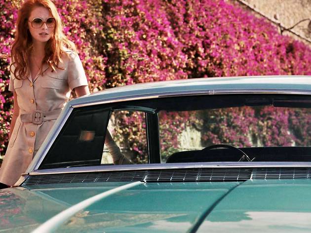 La Dame dans l'auto avec des lunettes et un fusil La Dame dans l'auto avec des lunettes et un fusil