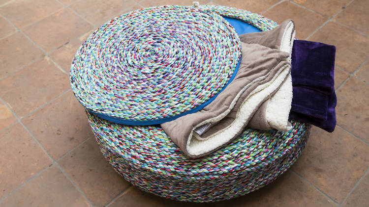 Un puf de ayok design, marca mexicana de upcycling.