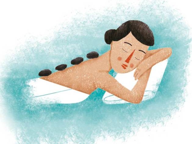 Spas antiestrés Una mujer recibiendo un masaje de piedras en un spa.