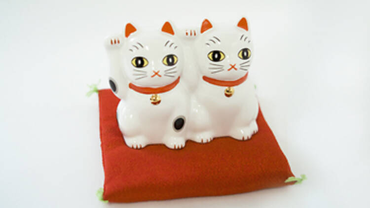 Maneki-neko figurine