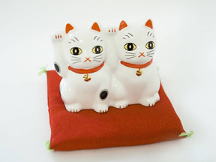 Maneki-neko figurine