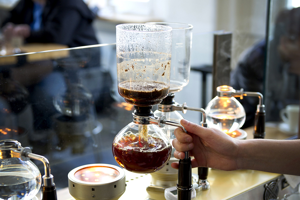 The Coolest Coffee Shops in the U.S.  Siphon coffee, Coffee shop, Vacuum  coffee maker