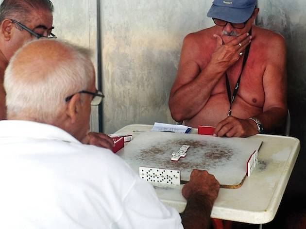 Domino als porxos de la Barceloneta Domino als porxos de la Barceloneta