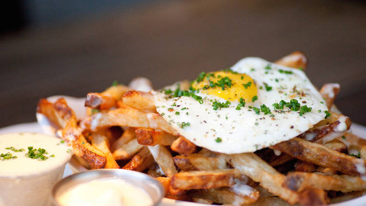 Au Cheval serves fries topped with mornay sauce and a fried egg.