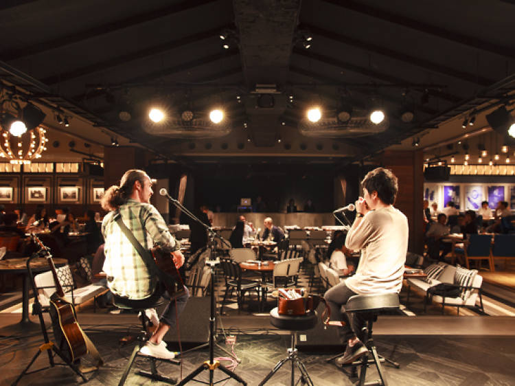 e+が手がける大型ライブカフェが渋谷にオープン。チャージとチップは全額アーティストへ