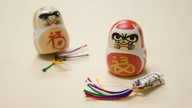 Hanazono Shrine: Get Daruma drawings