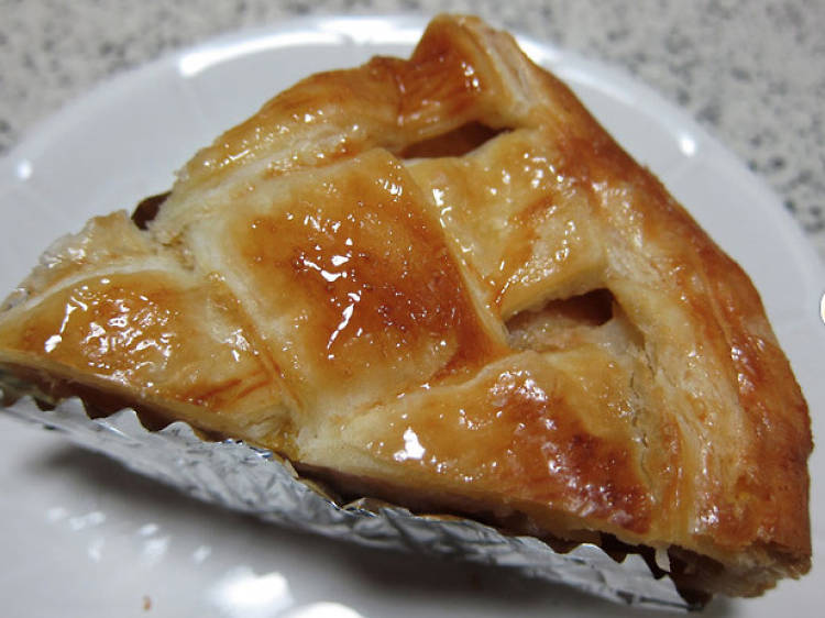 Pick up an oven-fresh apple pie at Mammies an Sourire