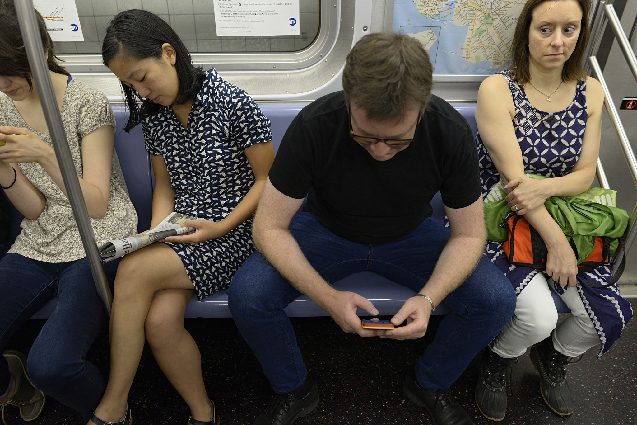 Ситуация в общественном транспорте. Человек сидит в метро. Мужчина сидит в метро. Мужчина сидит в общественном транспорте. Ноги в транспорте.