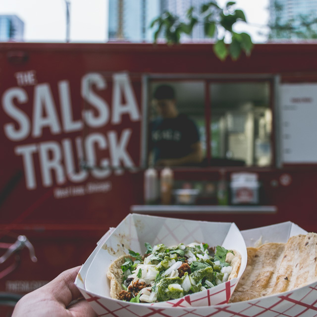 Guide to Chicago food trucks with locations and Twitter