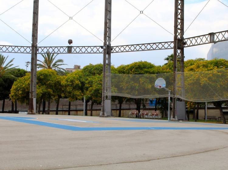 Básquet en el Parc de la Barceloneta