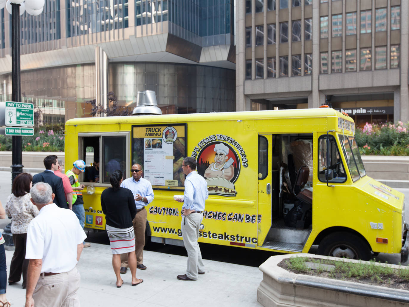 Guide to Chicago food trucks with locations and Twitter