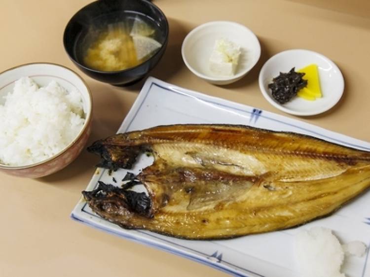 朝食は市場で食べる。