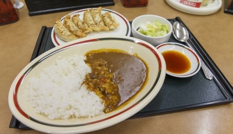 餃子はカレーに添える。