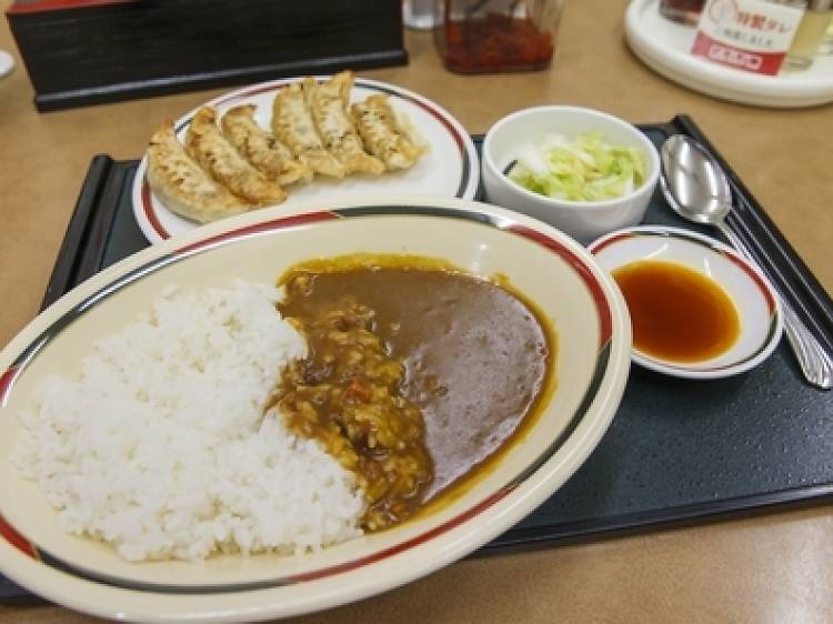 餃子はカレーに添える。