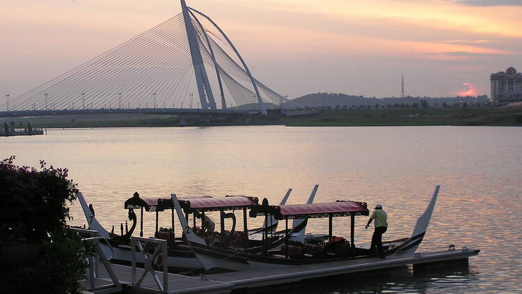 Take a cruise around the lake