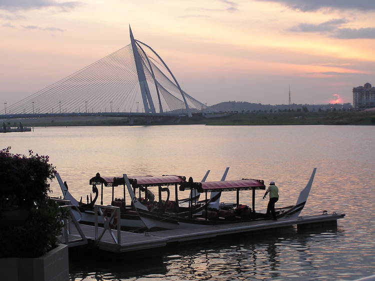 Take a cruise around the lake