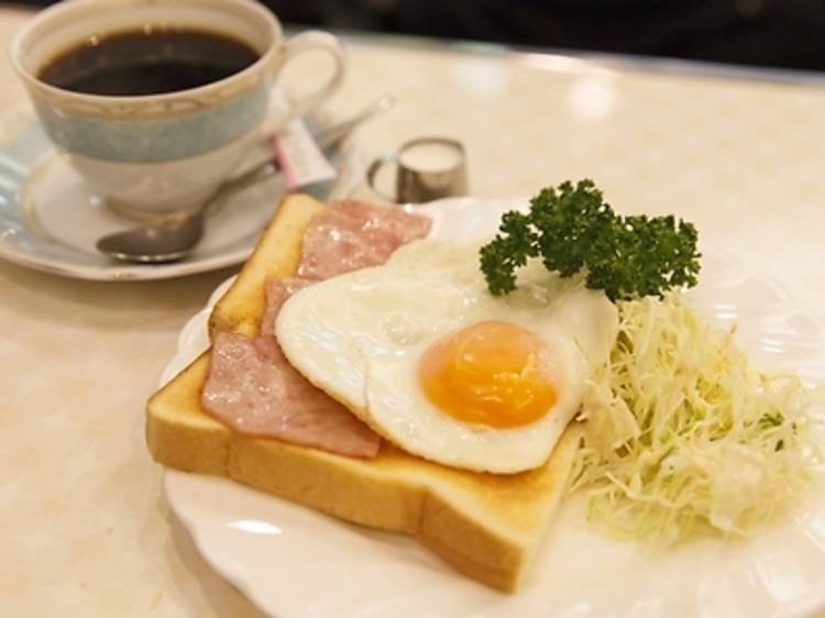 9時：純喫茶でモーニングする