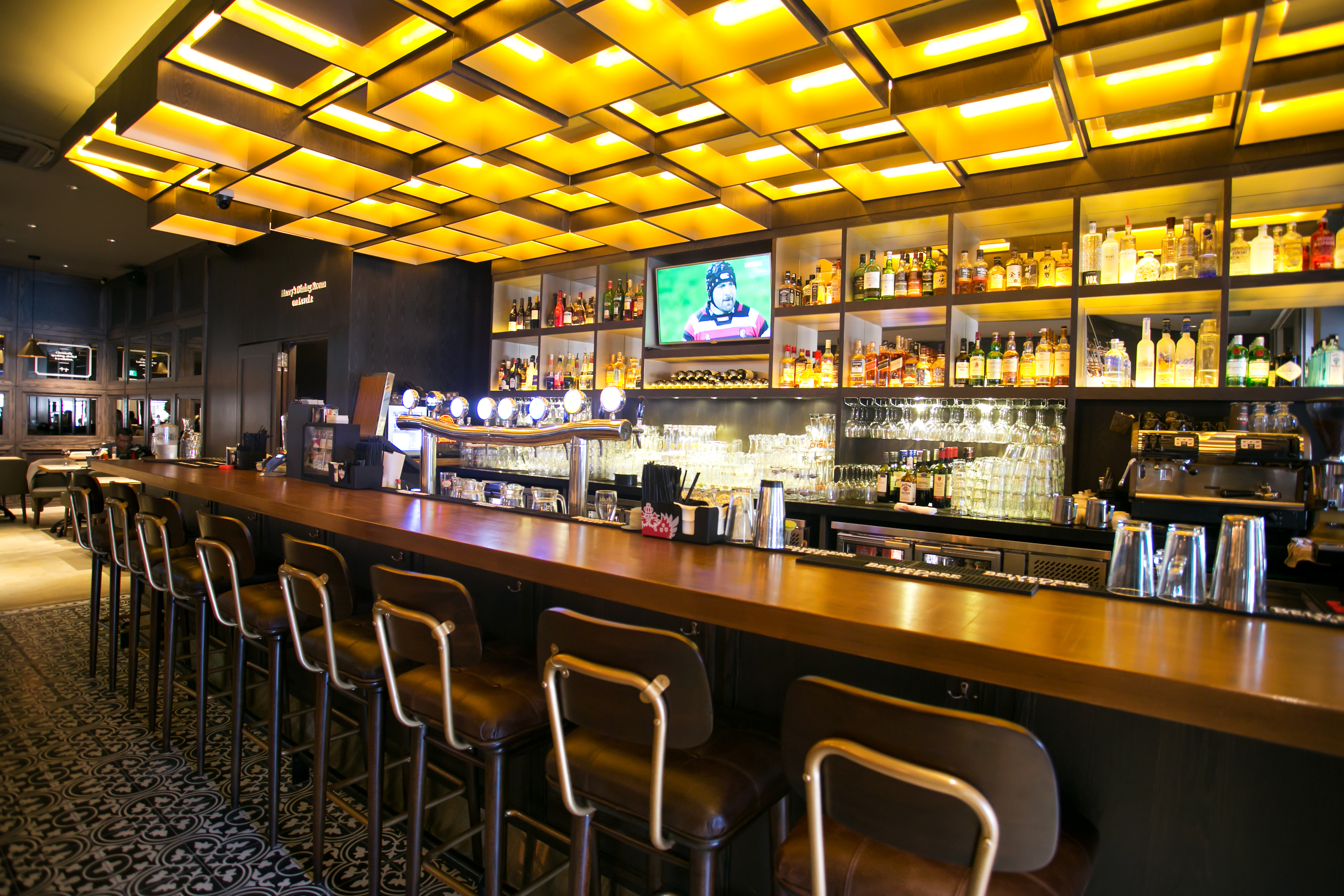 11 Best Pubs In Singapore For Beer Towers And Live Sports Screenings