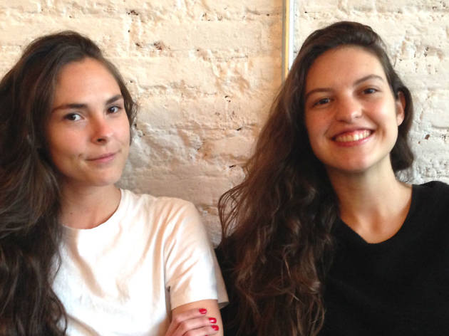 Proyecto Arrebato Proyecto Arrebato es una plataforma de difusión de moda de Ornella Cremasco y Sabine Riefkohl