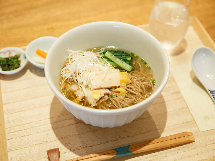 はしづめ『蒸し鶏のネギ油がけ温麺』（1,200円）