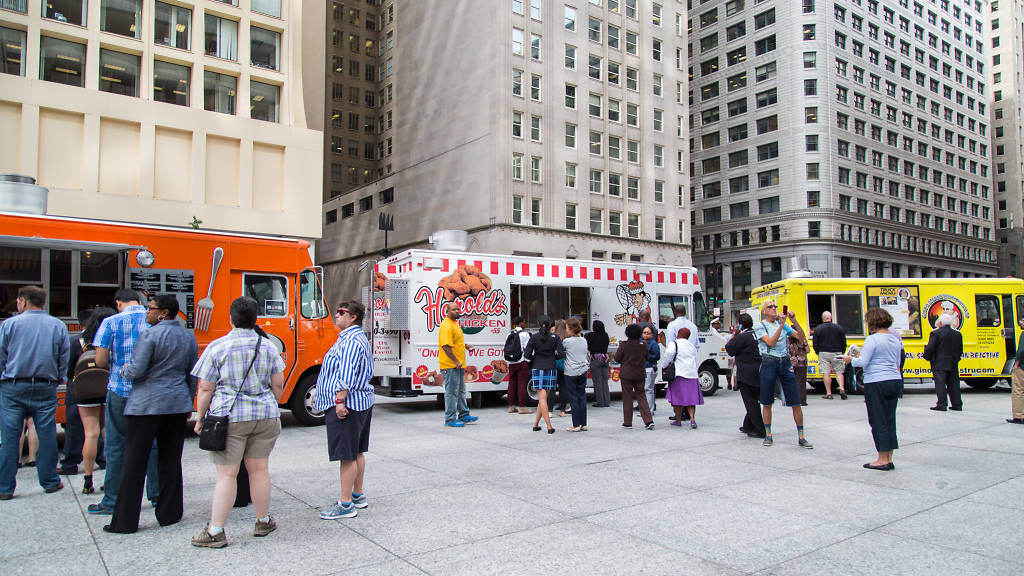 Guide to Chicago food trucks with locations and Twitter