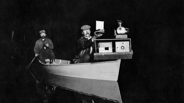 George Shiras, G. Shiras et J. Hammer à bord de leur canoë équipé pour le jacklighting, Whitefish Lake, Michigan, 1893