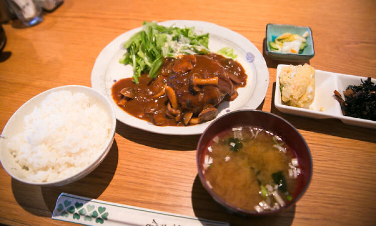 つばき食堂『つばき特製ハンバーグ』（910円）