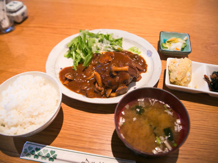 つばき食堂『つばき特製ハンバーグ』（910円）