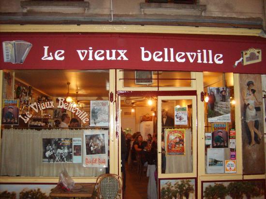 12 Rue des Envierges – Un bistrot de quartier typique et pittoresque, faisant vivre la tradition des chansons de rue françaises autour d'un accordéon et d'un bon plat canaille.