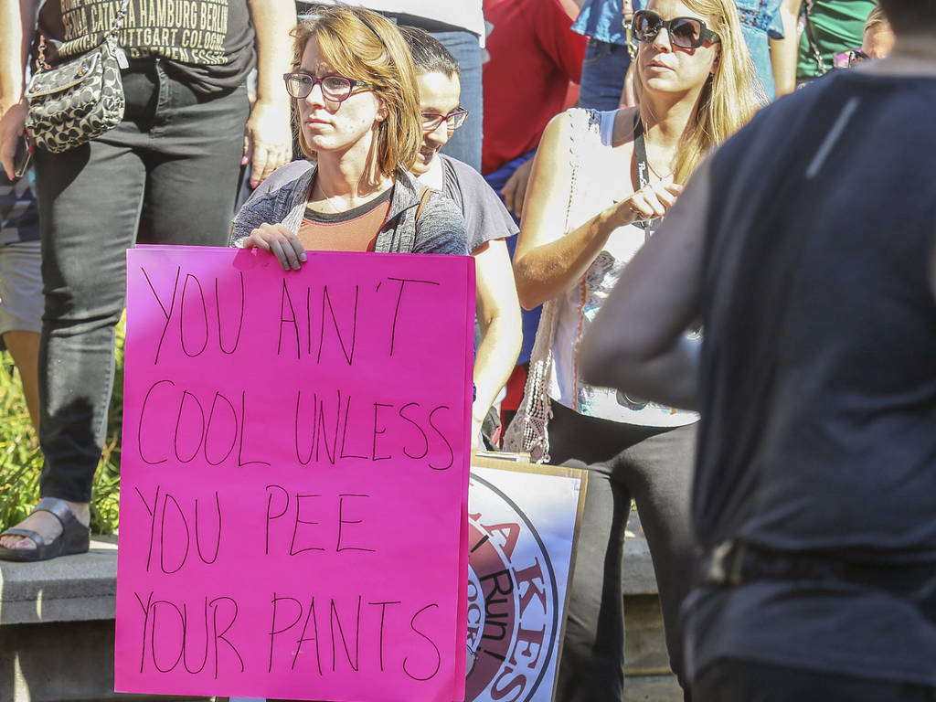 Photos of the best signs at the Chicago Marathon 2015