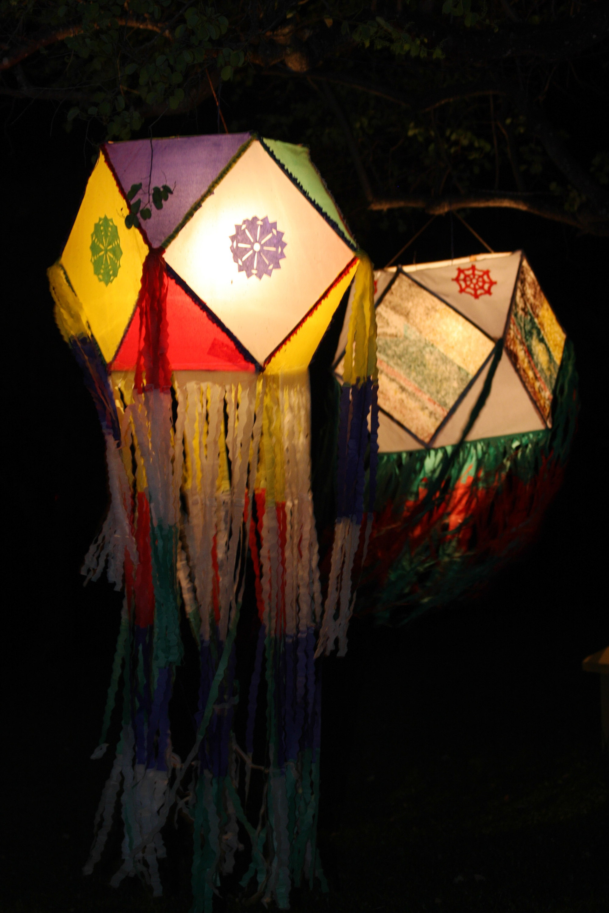 Make a Vesak lantern in six easy steps