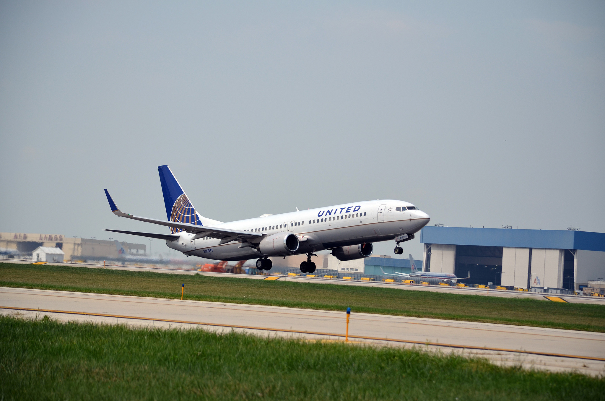 New tower and runway open at O'Hare despite pushback