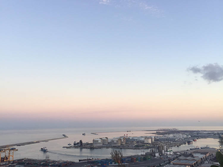 Disfrutar de las vistas del puerto desde La Caseta del Migdia